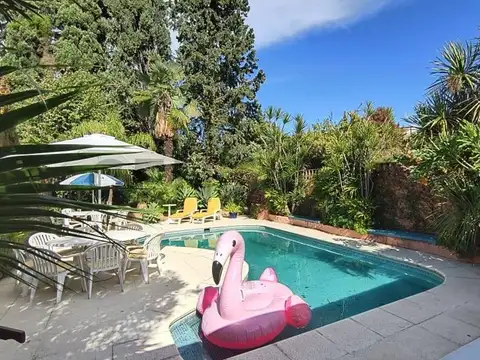 Exclusiva Casa de 4 Plantas con Jardín, Quincho y Pileta