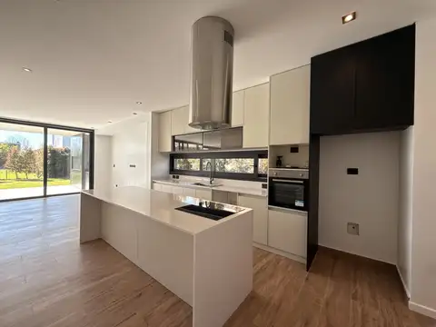 Casa 5 ambientes con 5 baños