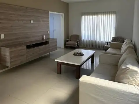 Casa 5 ambientes con 4 baños