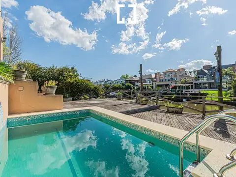Casa en Venta con 5 cocheras