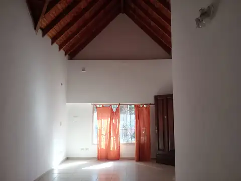 Depto Tipo Casa en Alquiler con 1 cocheras