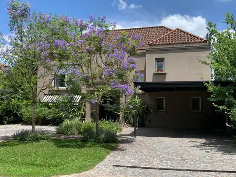 Casa en Alquiler con 2 cocheras