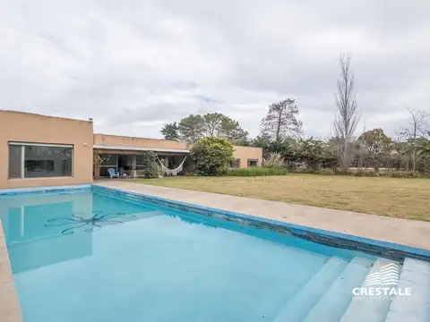 Venta / Permuta - Casa 2 dormitorios con parque de 2.000 m² y pileta - Hostal del Sol, Rosario.