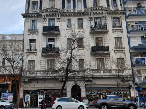 DEPARTAMENTO DE 4 AMBIENTES ANTIGUO AL FRENTE IMPECABLE 