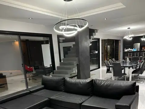 Casa 5 ambientes con 4 baños