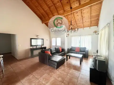 Casa 4 ambientes con 2 baños