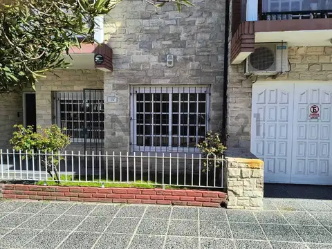 VENTA CASA TRES AMBIENTES MAS DOS DEPARTAMENTOS DE TRES AMBIENTES EN BLOCK