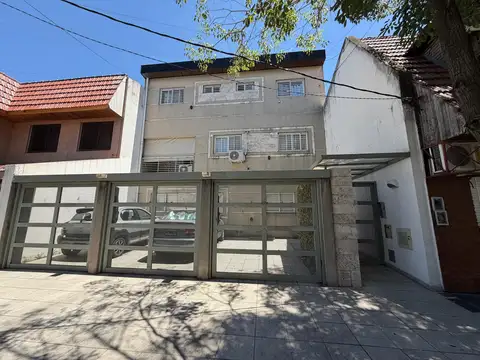 EXCELENTE DEPTO 2 AMB C/ COCHERA Y JARDIN