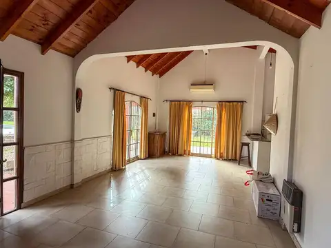 Casa 4 ambientes con 2 baños