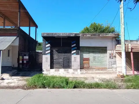 Venta de terreno en Isidro Casanova con 2 locales al frente 