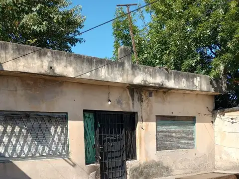Venta de terreno en Isidro Casanova con 2 locales al frente