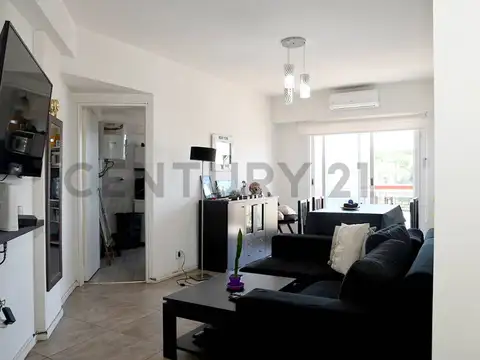 Departamento 2 ambientes con balcón corrido al frente en Villa luro