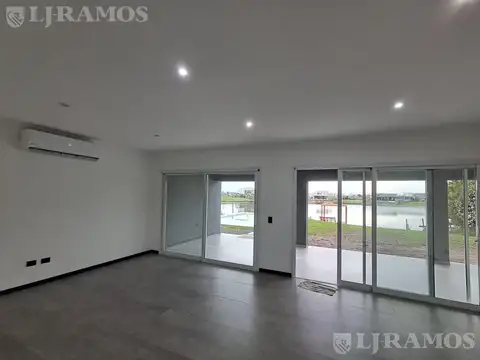Casa en Venta con 4 cocheras