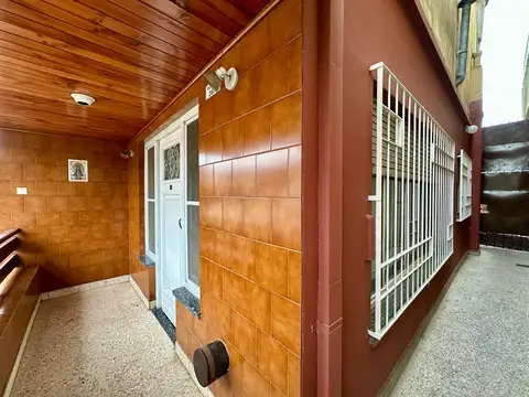Casa 6 ambientes con 2 baños