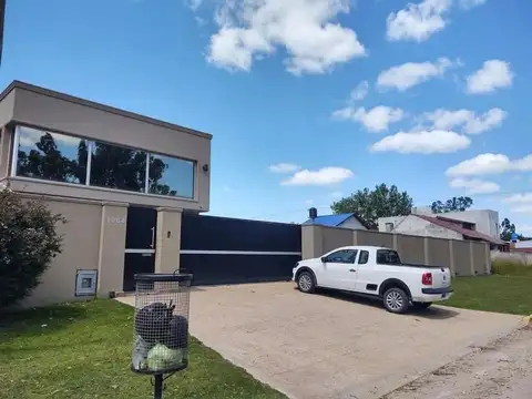 VENTA CASA DE CATEGORIA + LOTE CON PILETA EN SANTA CLARA!