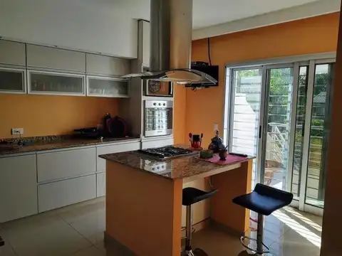 VENTA CASA DE CATEGORIA + LOTE CON PILETA EN SANTA CLARA!