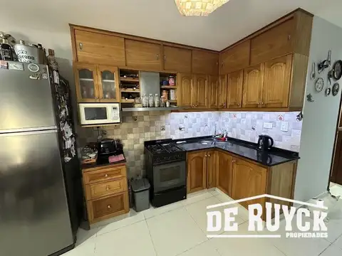Casa 4 ambientes con 2 baños