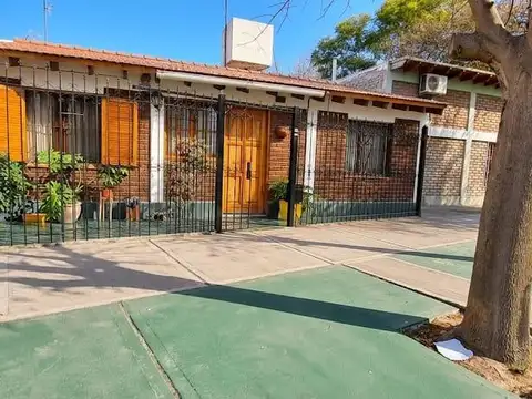 Oportunidad hermosa Casa en venta 3 dormitorios con quincho y cochera en Barrio Viajantes, Las Heras