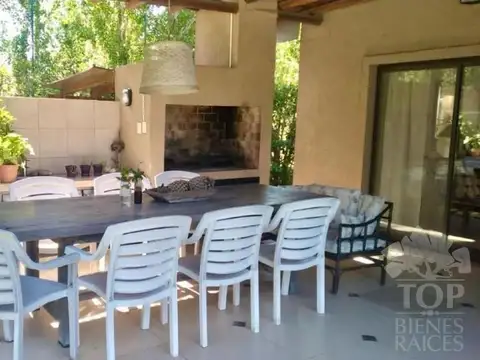 Casa en Alquiler con 1 cochera