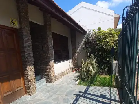CASA EN PH 3 AMBIENTES CON FONDO LIBRE Y COCHERA