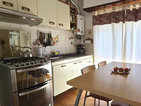 Casa 7 ambientes con 2 baños