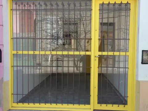 Local comercial con pequeño deposito