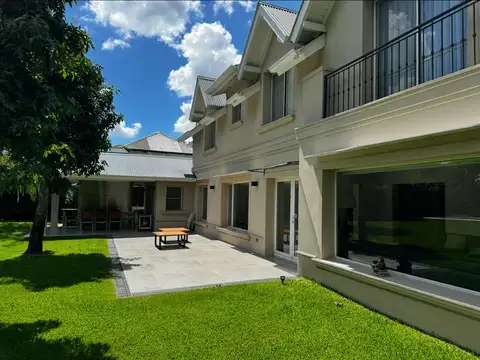 Casa 5 ambientes con 4 baños