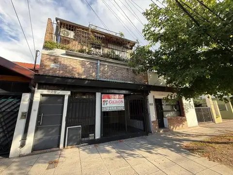 Venta propiedad con 3 viviendas y amplio jardín – Carapachay