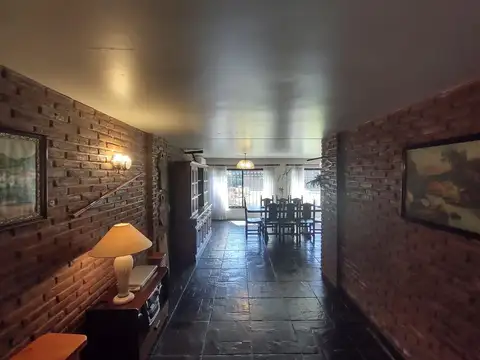 Casa en Venta con 3 cocheras