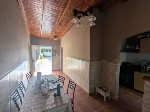 Casa 8 ambientes con 2 baños