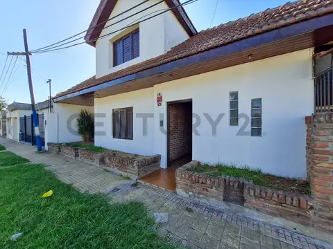 Casa de 3 dormitorios y cochera en venta, La Plata.