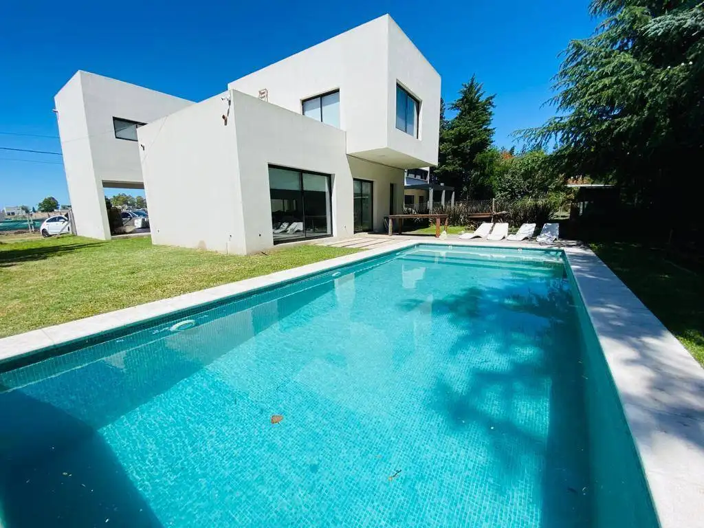 Venta Casa 3 años 4 dormitorios, 245m2, con balcón, Barrio Cumbre La ...