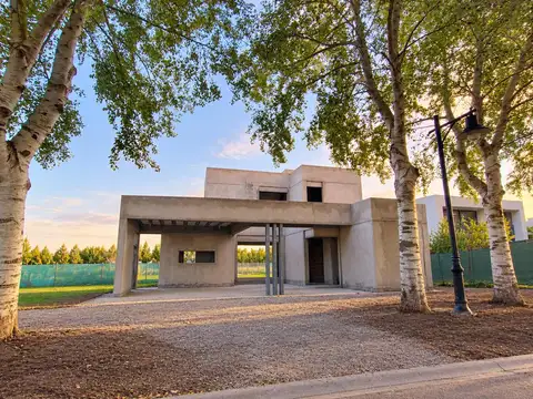 Venta Casa 5 ambientes 225 m2 con jardín parrilla terraza en Los Ceibos Haras del Sur III