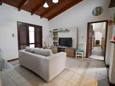 Casa familiar con pileta y 3 dormitorios