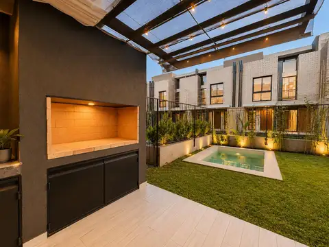 Venta casa de tres dormitorios con parrillero, patio, terraza y  pileta. Rosario, Fisherton