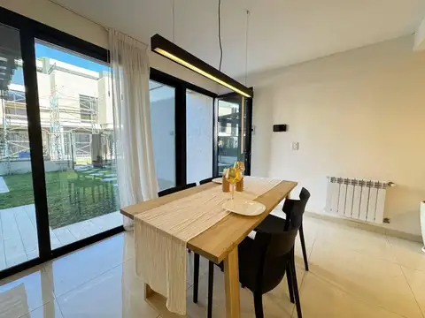 Casa 4 ambientes con 2 baños