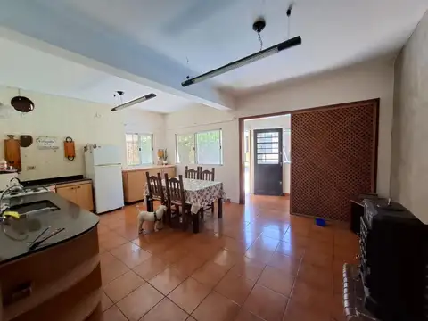 Casa 4 ambientes con 2 baños