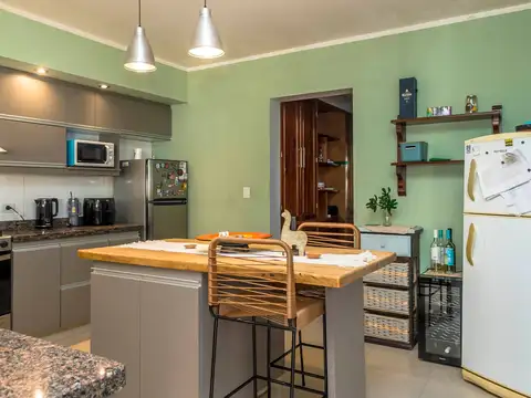 Casa 4 ambientes con 2 baños