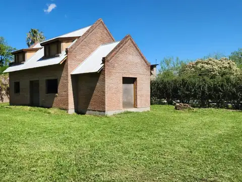 Hermosa casa, sólida, a terminar, en excelente zona de Roldá