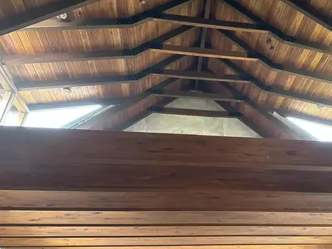 Hermosa casa, sólida, a terminar, en excelente zona de Roldá