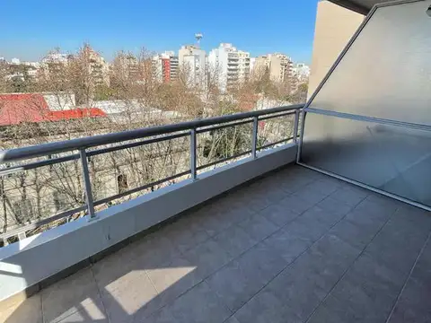 Amplio Monoambiente con balcón aterrazado