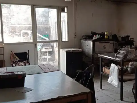 SE VENDE GRAN TERRENO CON CASA A REFACCIONAR