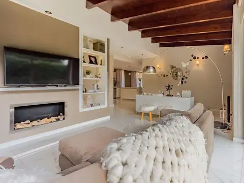 Venta casa 3 dormitorios, 1.200 m2 terreno, quincho y pileta. Funes 400, Roldan, Santa fe.