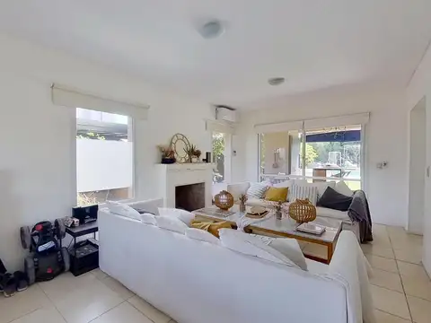 Casa en Venta con 3 cocheras