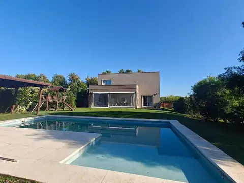 Casa con pileta en Santa Guadalupe Pilar del Este