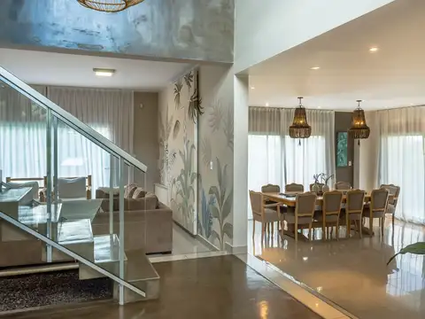 Casa 8 ambientes con 4 baños