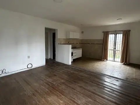 Venta casa 2 ambientes con jardín en Guillermo E Hudson