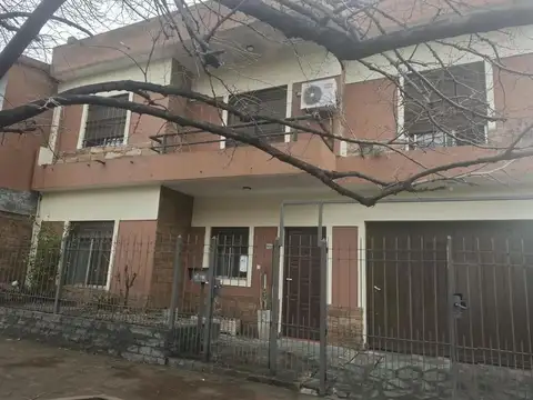 VENTA.Casa con garaje y fondo verde. Quilmes oeste