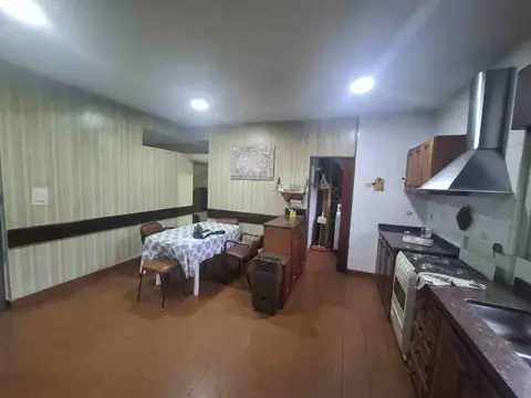VENTA.Casa con garaje y fondo verde. Quilmes oeste