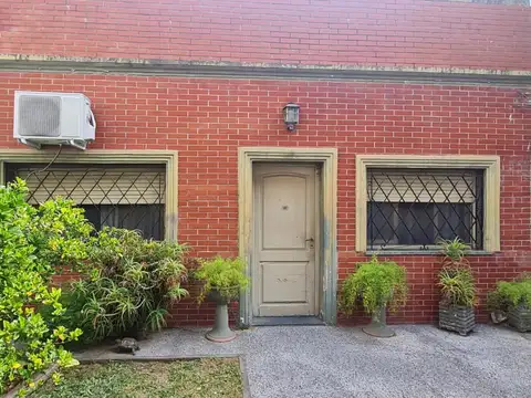 VENTA EN BLOCK: SOBRE LOTE 8,66X43mts, 2 LOCALES + VIVIENDA Y FONDO LIBRE